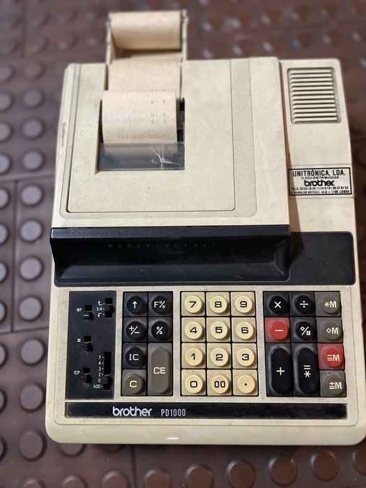 Maquina  de calcular com rolo de papel