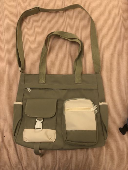 Mala verde com detalhes brancos