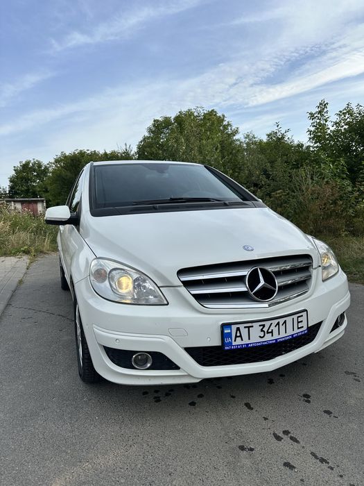 Mercedes-Benz.   B200