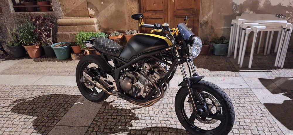 Yamaha XJ600 Café Racer / Brat Style (1996) – Projeto Único