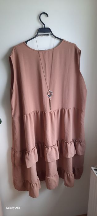 Duża sukienka karmelowa falbany oversize Plus Size