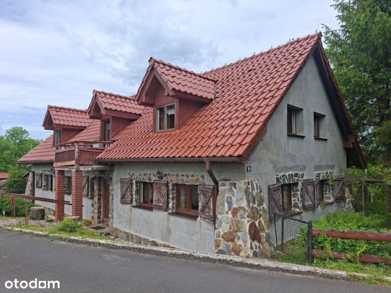Dom wolnostojący w malowniczej okolicy.