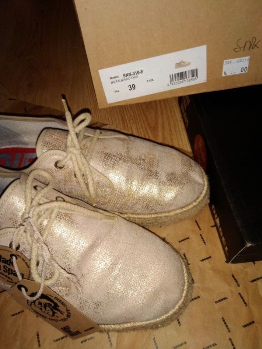 Ténis Diesel dourados corda tamanho 39