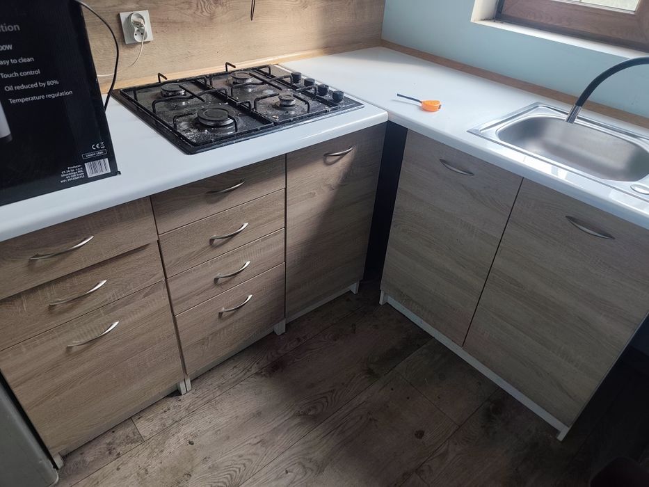 Meble kuchenne ze zlewem baterią,płyta gazowa i blatem