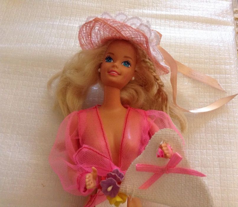 Bebé e acessórios Barbie (saco cama, sapatos, escova, malas, chapéu)