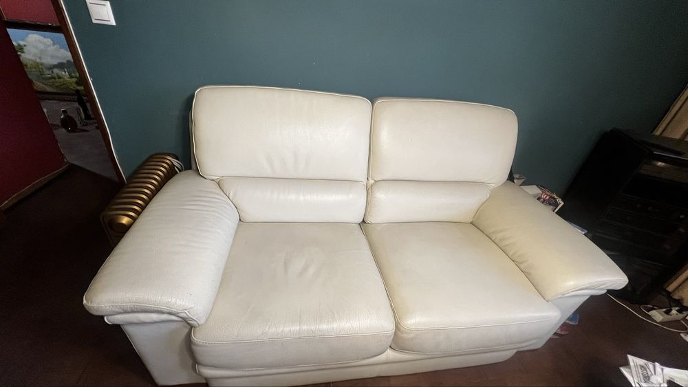 Conjunto de 2 sofas em pele, dois lugares e 1 lugar cor branca em otimo estado