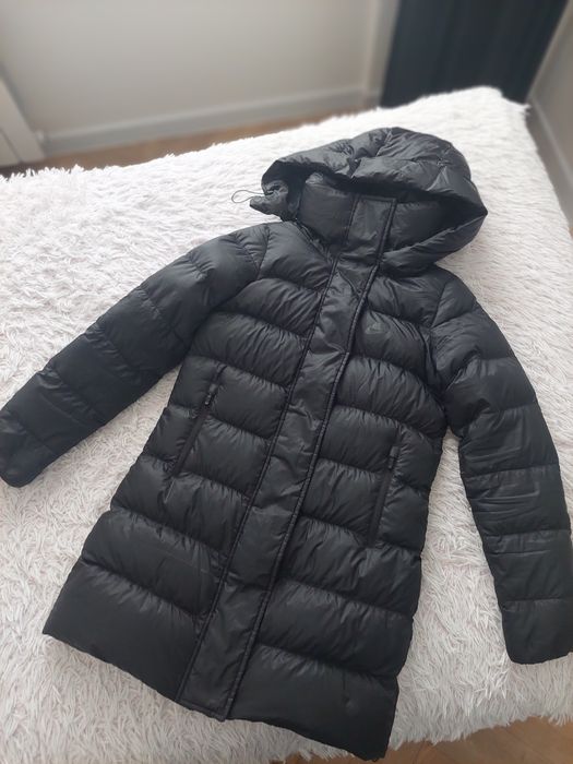 Puchową czarna kurtka nike XS