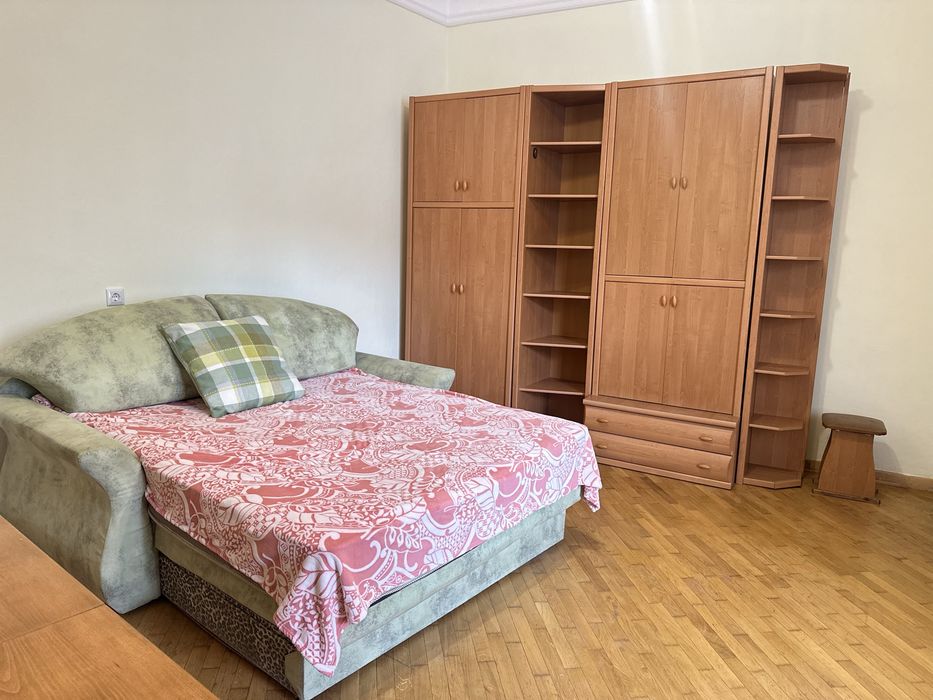Продам 2 кімнатну квартиру в центрі  (старий фонд)
