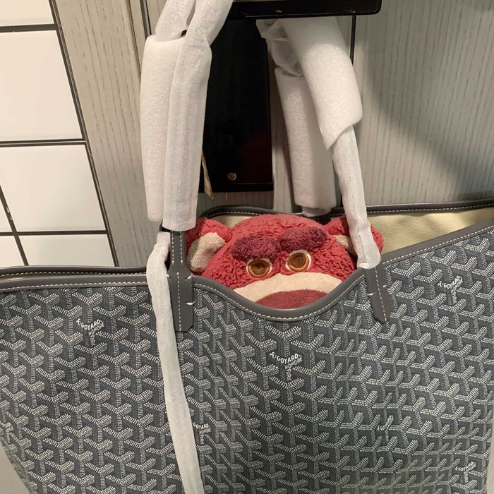 Torebka Goyard w szarym kolorze – modny must-have!