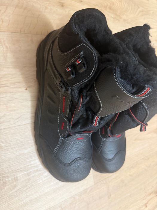 Продам робоче взуття із залізною вставкою