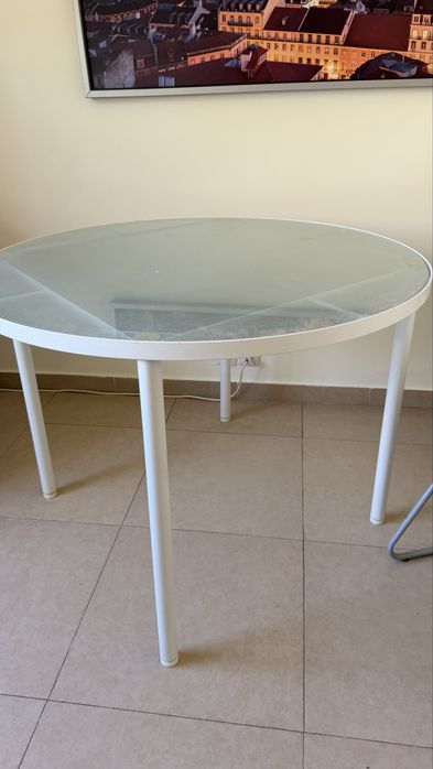 Mesa branca tampo vidro