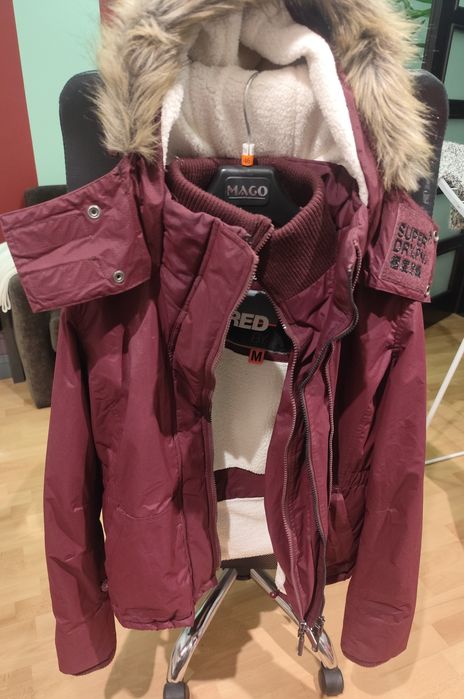 Bordowa Kurtka Superdry z serii Wind Attacker Engineered
Seria: The Wi