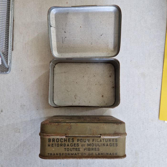 2 latas bem antigas Peugeot Japy