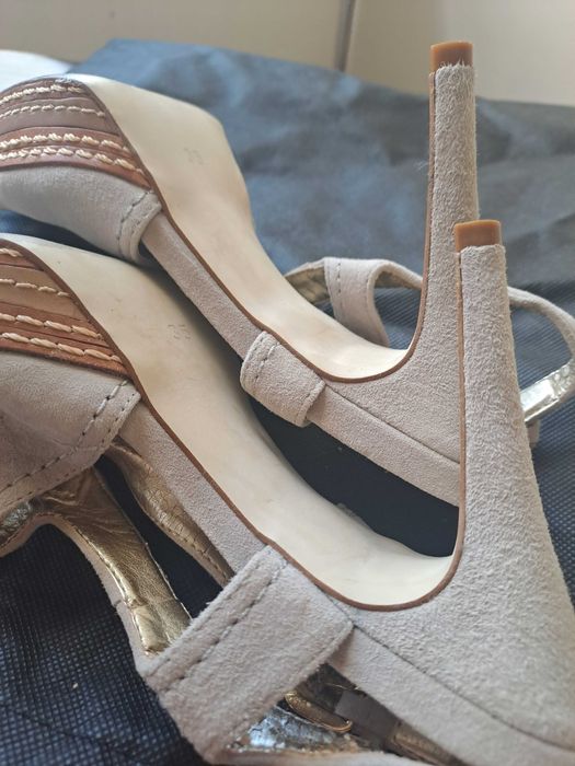 Sandálias em camurça, cor crú - Mr. CAT Brasil