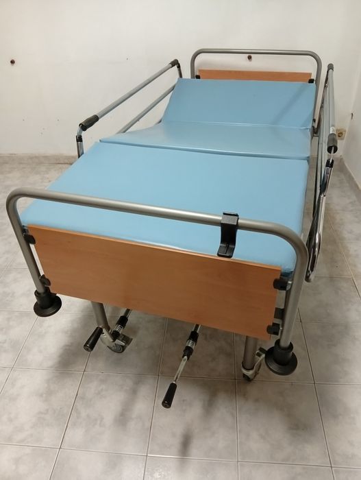 Cama Hospitalar Articulada Manual com Colchão e Grades