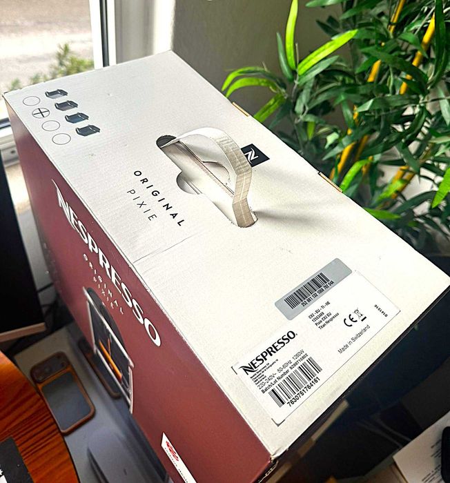 Nespresso Pixie Redesign Titan com 56 Capsulas - Completamente Nova