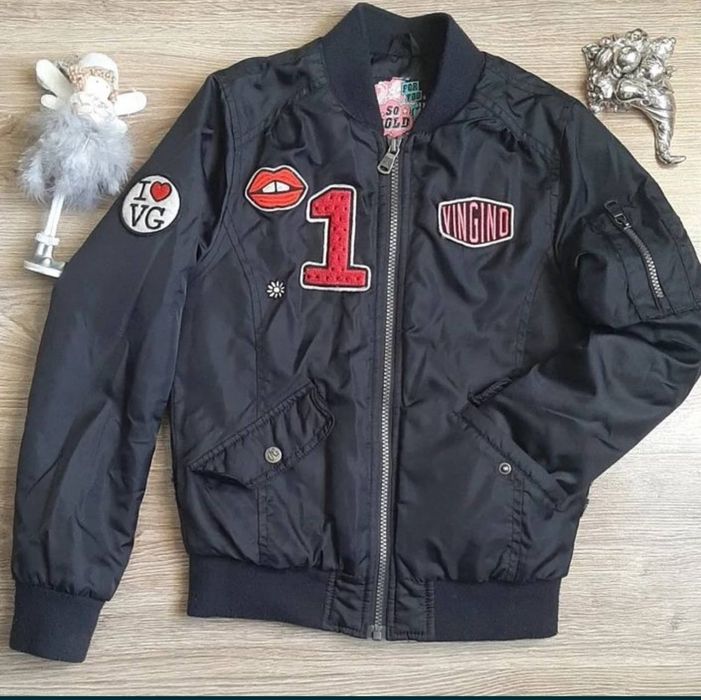 Чорна куртка-бомбер бренду Vingino
Size:10
Ціна: 370 грн.
Оздоблена ст