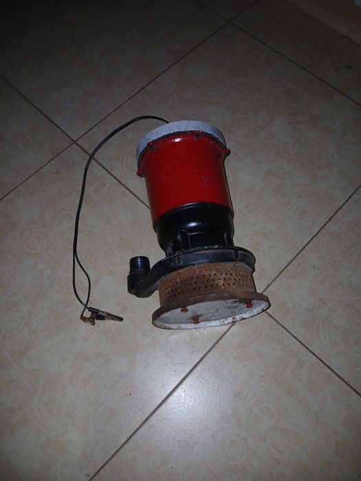 Насос для воды на 12 вольт бытовой.