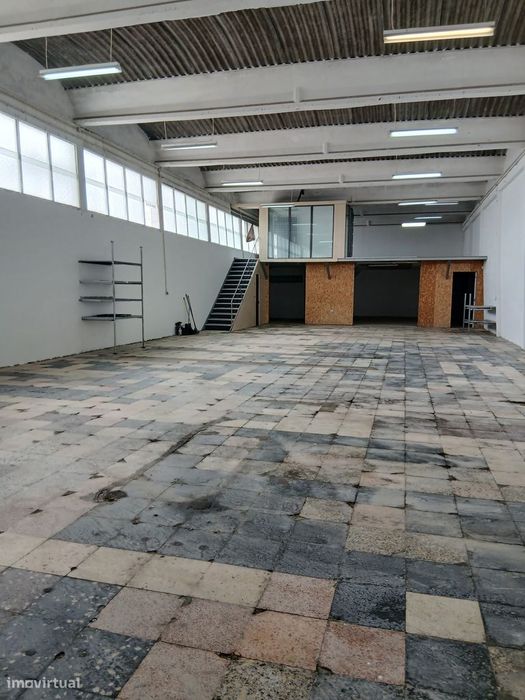 Armazém de 420m² em Camarate, pronto a usar