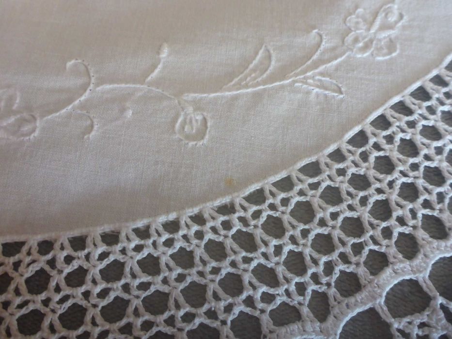 Grande toalha retangular ovalada , linho bordado á mão crochet 240x160