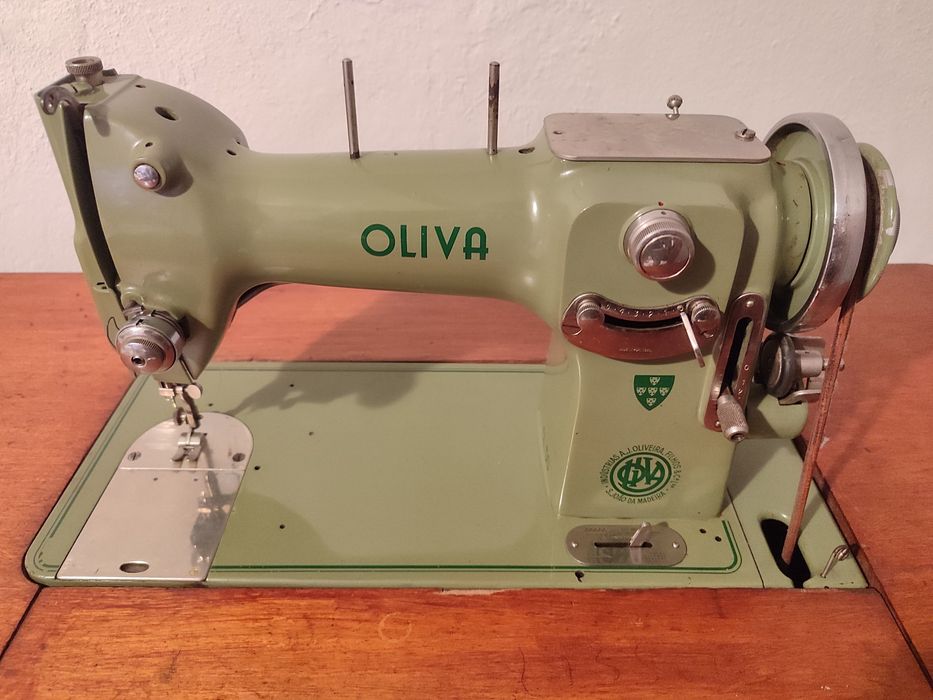 Máquina de costura Oliva em bom estado