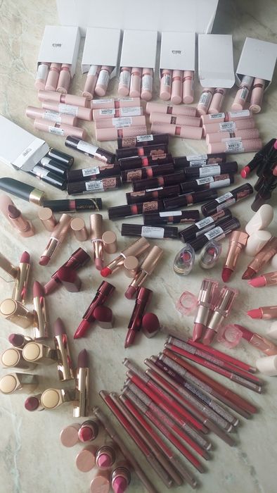 Помади Faberlic Перша леді Hidra Lips Satin Kiss...