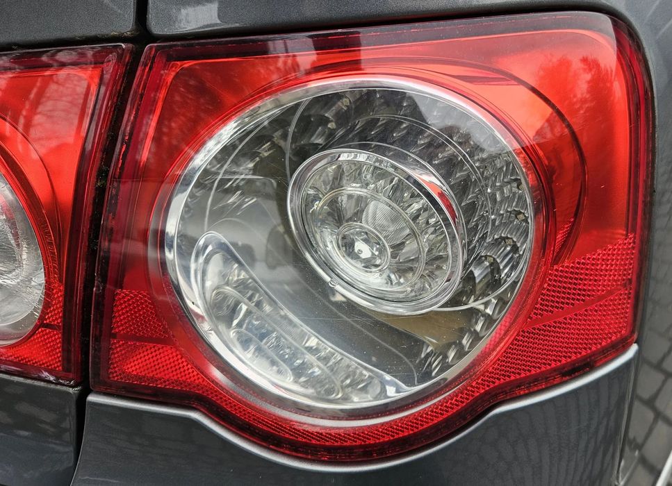 VW Passat B6 sedan lampa tył tylna lewa w błotnik
