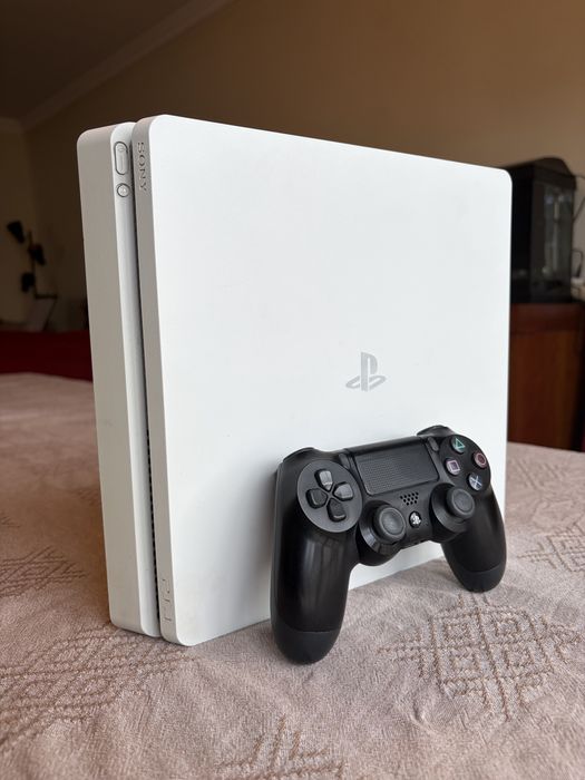 Vendo Playstation 4 branca com um comando preto