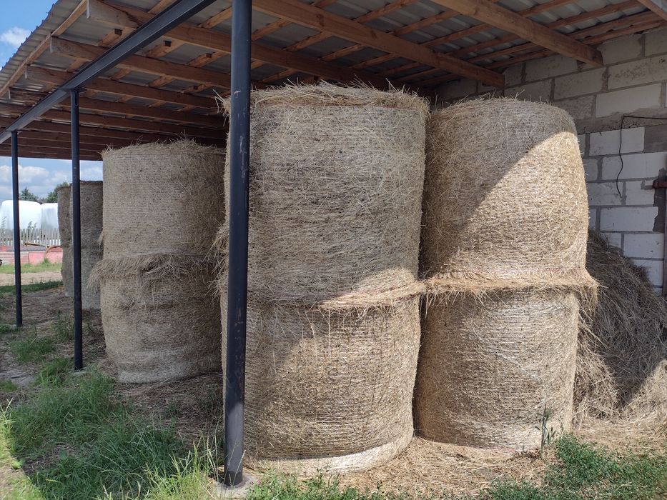 Słoma  i siano w belach troll wał łąkowy