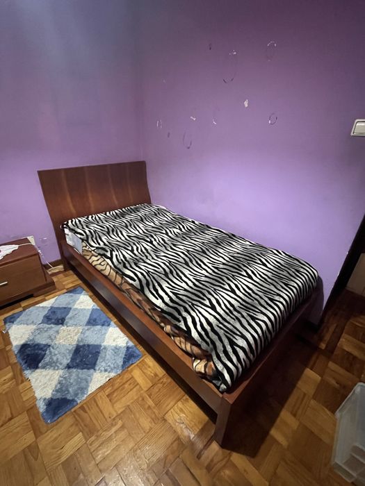 Cama de solteiro com colchão, mesinha de cabeceira e secretária