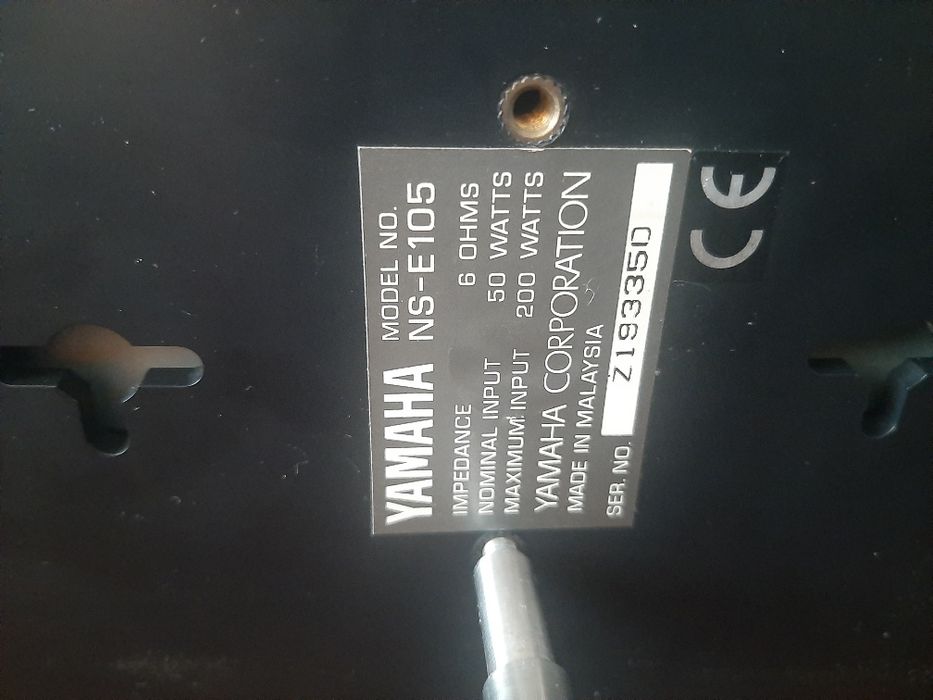 Um par colunas YAMAHA NS-E105
