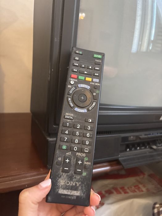 Televisao antiga com comando