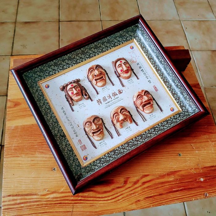 Quadro com máscaras coreanas