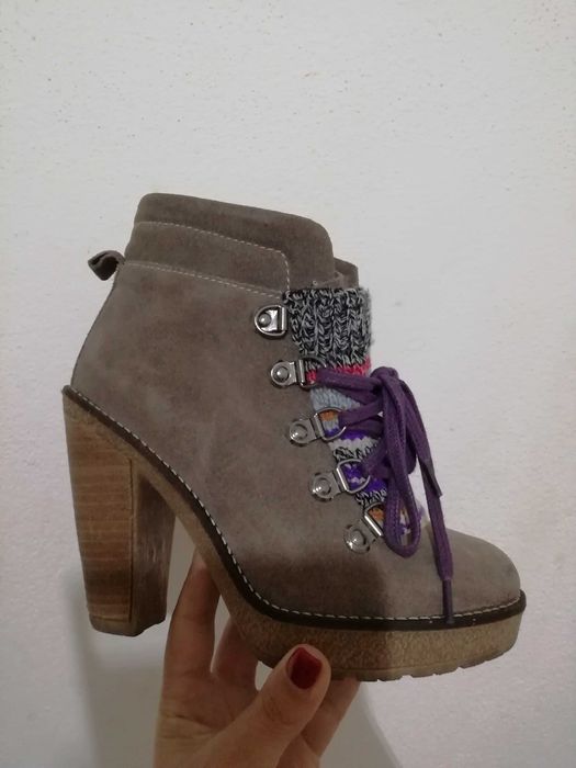 Botas modernas como novas