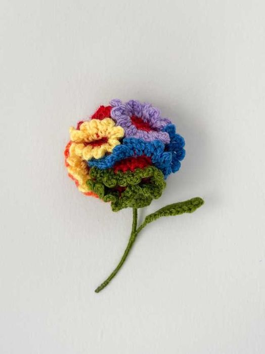 Alfinete de Peito de Cravo em Crochet