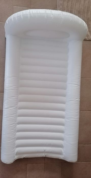 Cama insuflável de criança