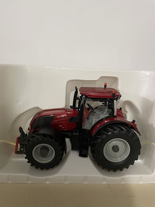 Trator Valtra 1:32