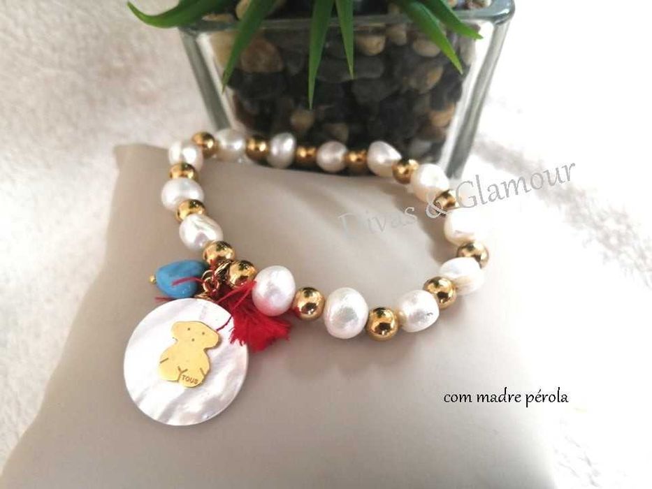 Vários modelos de pulseiras no anúncio