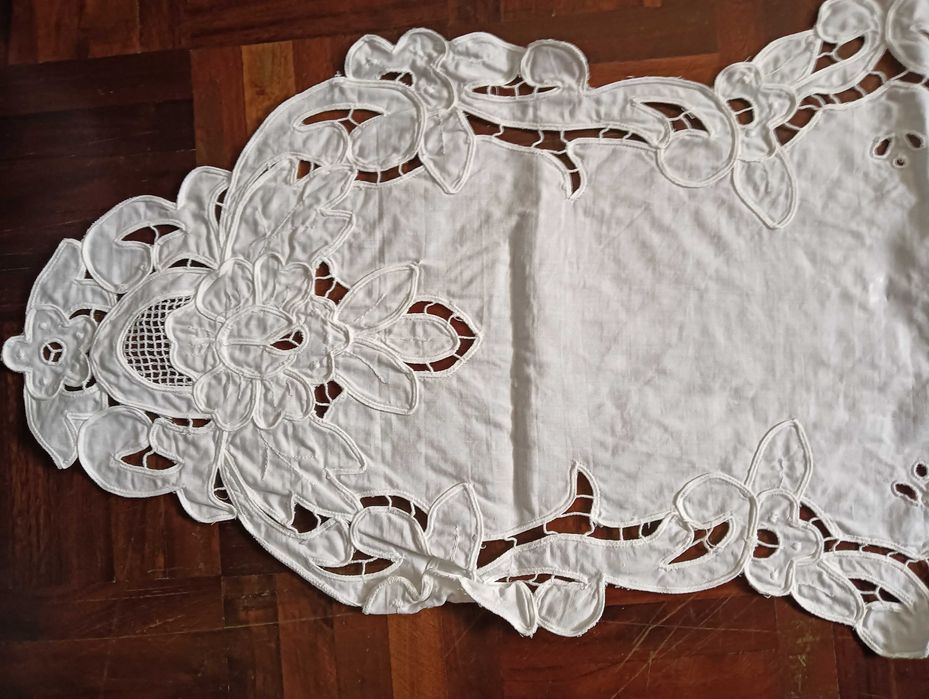 Conj. 4 Naperons Renda/Bordado Richelieu – tamanhos diferentes