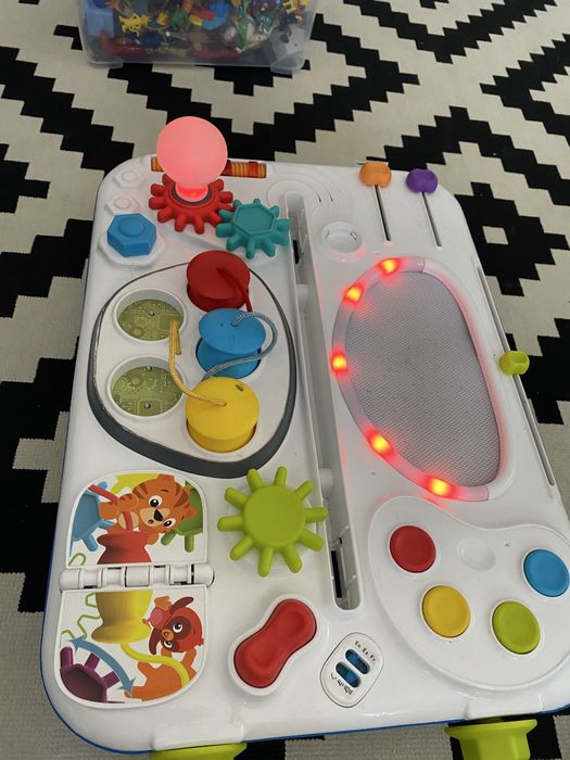 Curiosity table little baby einstein