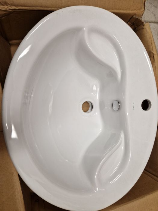 Umywalka ALTERNA podwieszana.