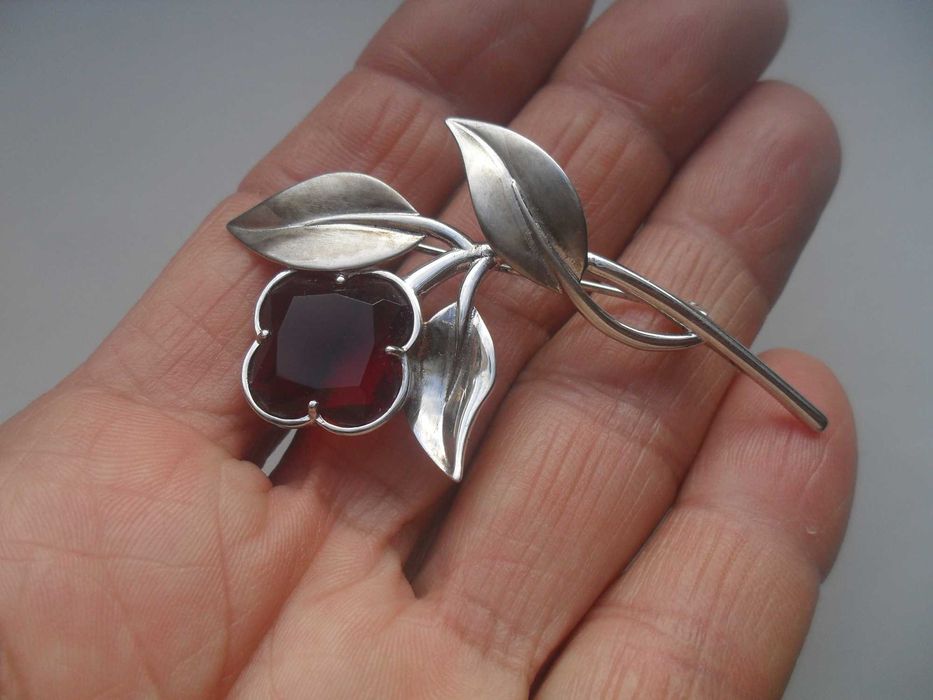 Srebrna broszka  - kwiat z rubinowym kamieniem - cena ost
