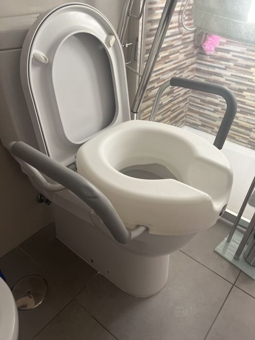 Elevador de Sanita com Apoio de Braços