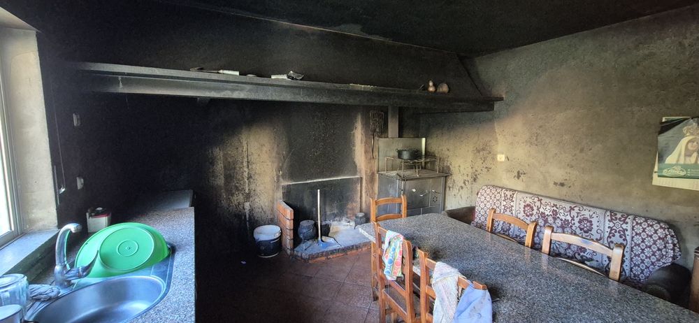 Moradia em Granito com Terreno (+2000m²), Lagar e Água Própria — Resende