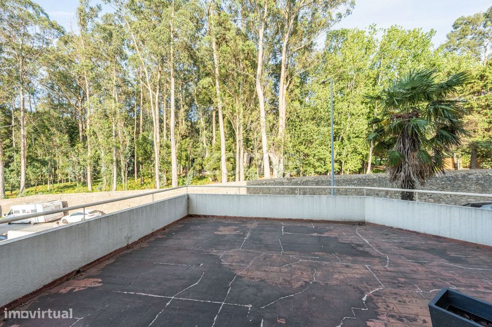 Apartamento T3 com 2 Terraços e 2 lugares de Garagem em V.N de Gaia.