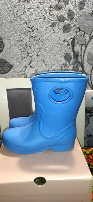Продам  дитячі  чобітки  на  дощ