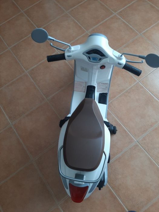 Scooter eléctrica para criança