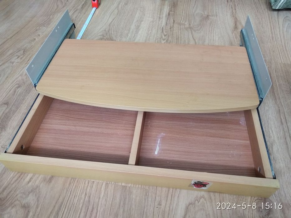 Висувна полиця для клавіатури та мишки комп'ютера.