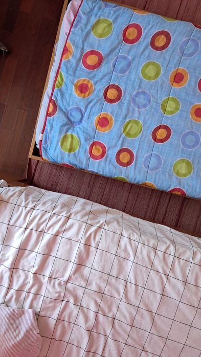 Cama de madeira maciça com cama-gaveta