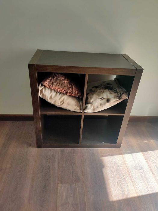 Estante IKEA: KALLAX castanho, 77x77 cm